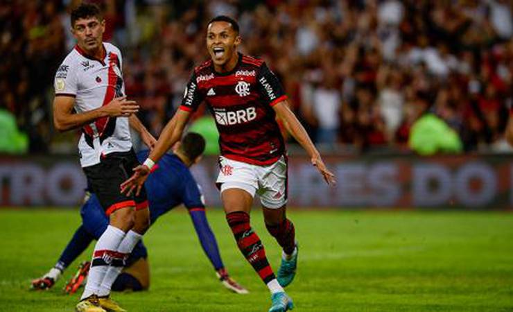 Clube inglês tem interesse em Lázaro, mas Flamengo recusa primeira oferta