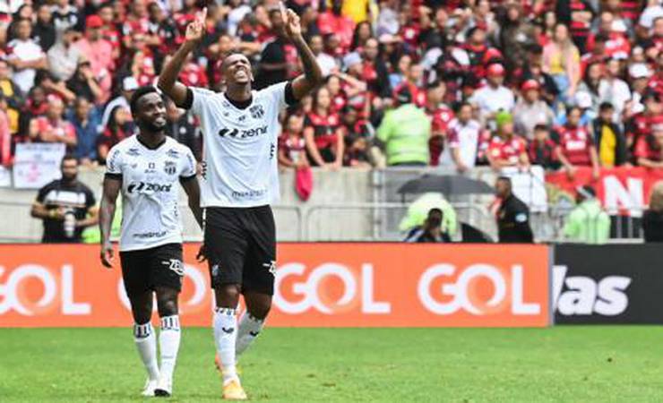 Em súmula, árbitro justifica expulsão de Jô, após Flamengo x Ceará: "Ofendido"