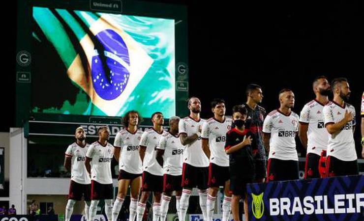 Dorival Júnior revela indisposição de titular do Flamengo antes do jogo com o Goiás: 'Foi valente e guerreiro'
