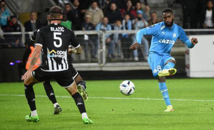 Com gol de Gerson, Olympique de Marseille vence o Angers e dorme na liderança do Francês