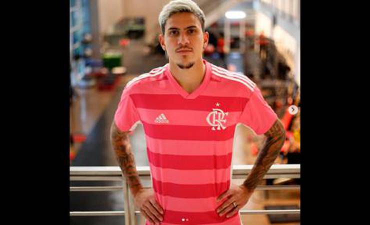 Pedro divulga camisa rosa do Flamengo e posta mensagem de prevenção ao câncer de mama
