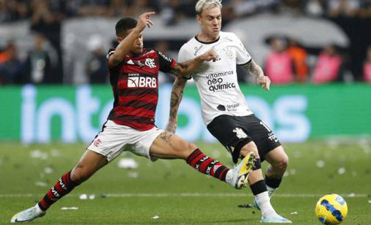 João Gomes, do Flamengo, se revolta com cartão amarelo e detona árbitro após empate com o Corinthians