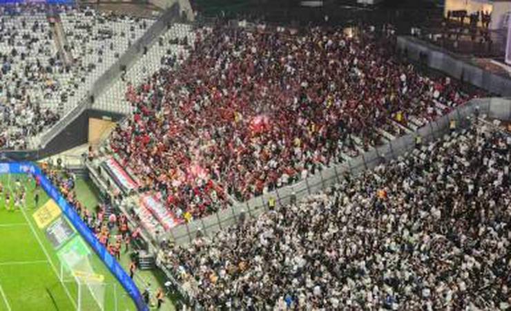 Torcedores do Flamengo pulam a catraca da Neo Química Arena na final da Copa do Brasil
