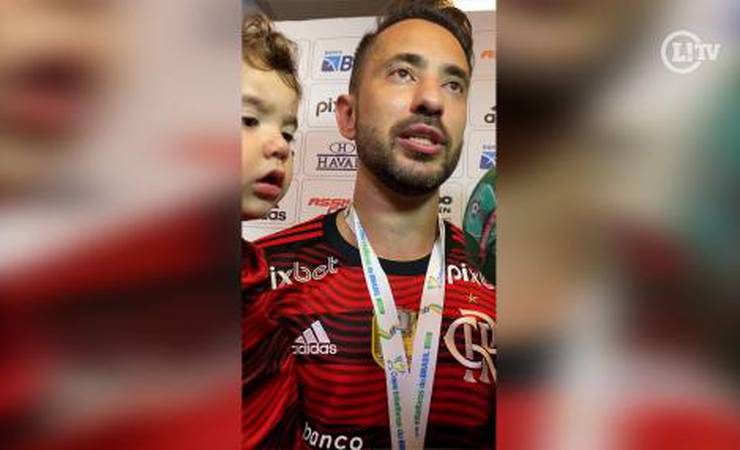 VÍDEO: Filho de Everton Ribeiro 'invade' entrevista, canta música do Flamengo e imita Gabigol