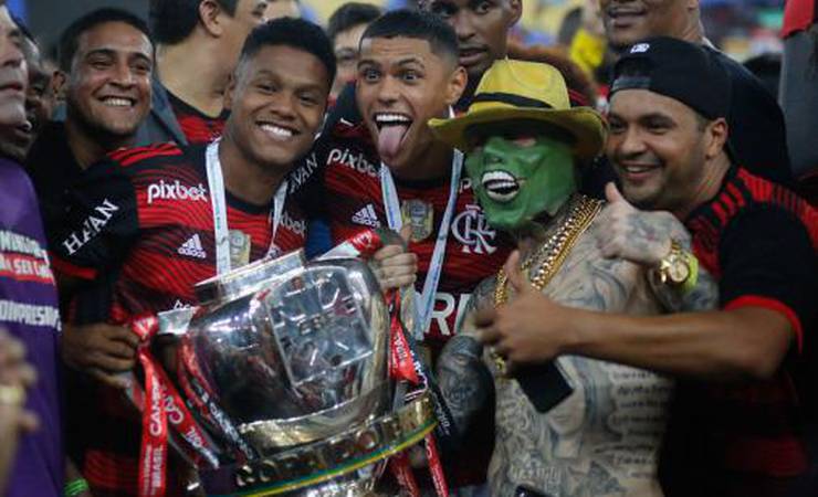 Sensação do momento, MC Daniel aparece fantasiado em meio à comemoração do Flamengo