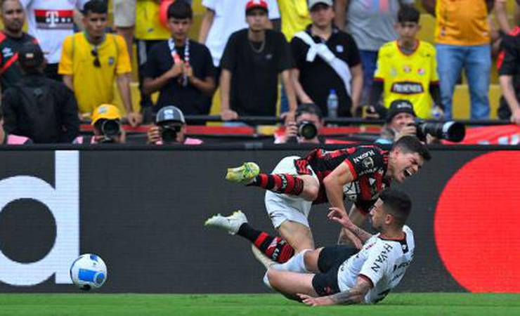 Pedro Henrique, do Athletico, recebe críticas na web após expulsão diante do Flamengo