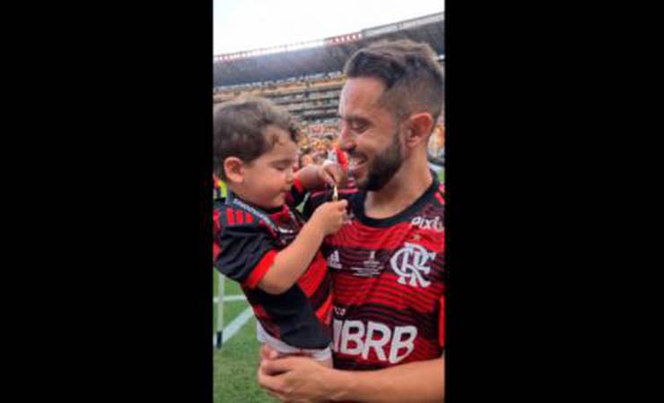 VÍDEO: Filho de Everton Ribeiro celebra título da Libertadores e ganha medalha do pai