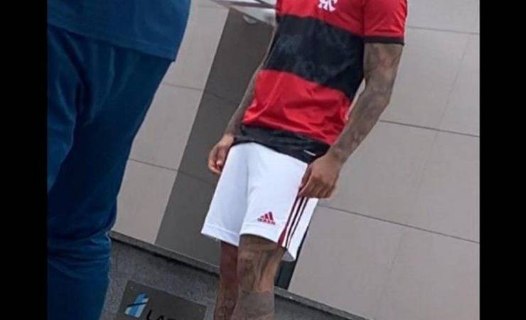Foto de Gabigol vestindo suposta nova camisa do Flamengo vaza na Web