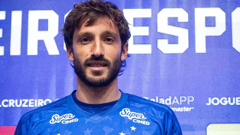 Matías Viña é emprestado ao Cruzeiro após passagem conturbada no River Plate