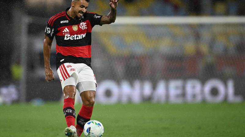 Danilo rejeita convite da CBF e renova com o Flamengo até a próxima semana