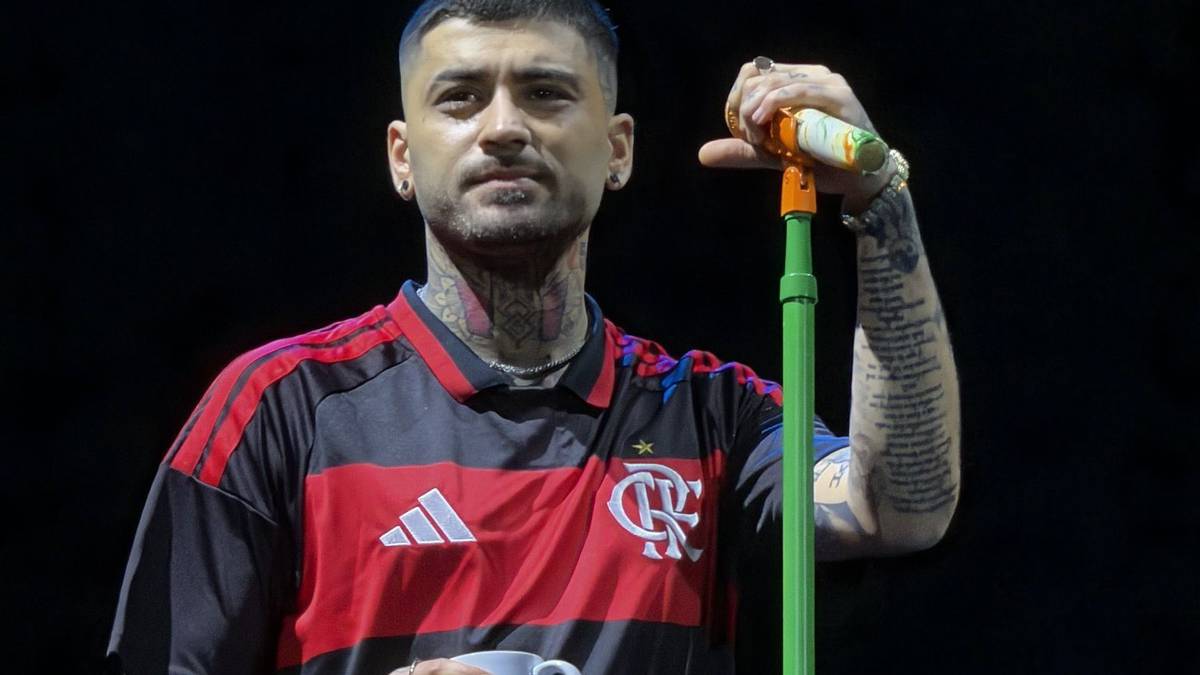 Zayn Malik veste o Manto Sagrado no Allianz e 'pede perdão' em momento épico no palco